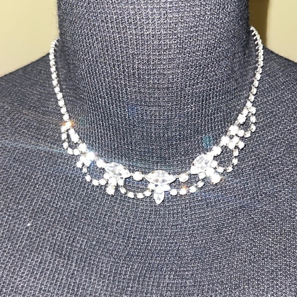 Vintage feston design clear crystal 16” necklace